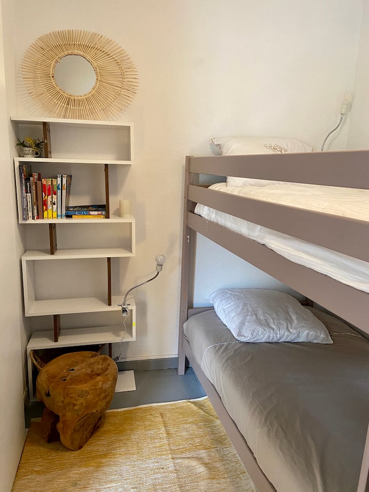 חדר שינה עם מיטת קומותיים