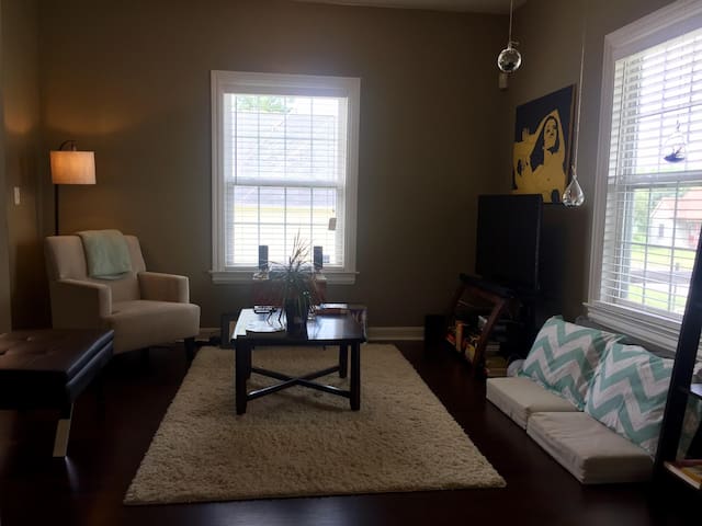 The Vonnegut - A nice room near downtown.