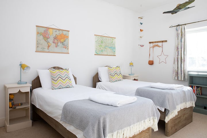 ห้องนอนเตียงคู่ (2) ม่านและม่านทึบแสง