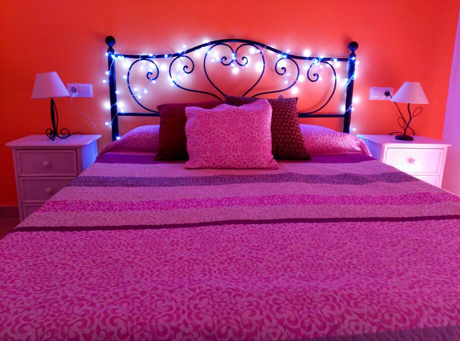 El dormitorio principal tiene una cama de matrimonio y acceso a la terraza. Para tu mejor descanso tienes una persiana y aire acondicionado.