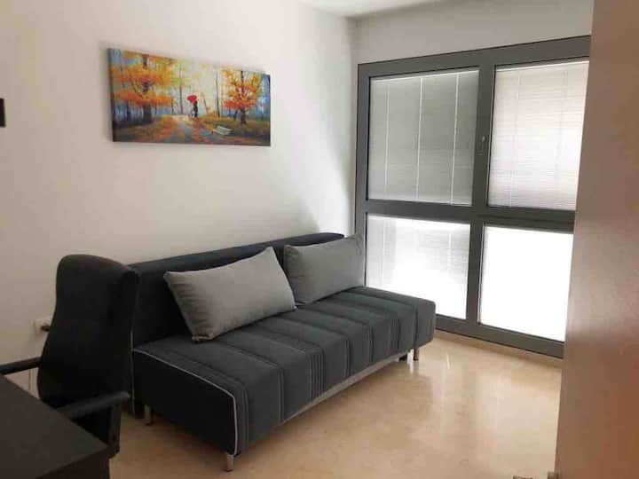 მესამე საძინებელი, საწოლი ორისთვის, საწოლი შეიძლება გამოიყოს ორ ცალკეულ საწოლზე. ოთახს აქვს დიდი კარადა და საოფისე მაგიდა/სკამი