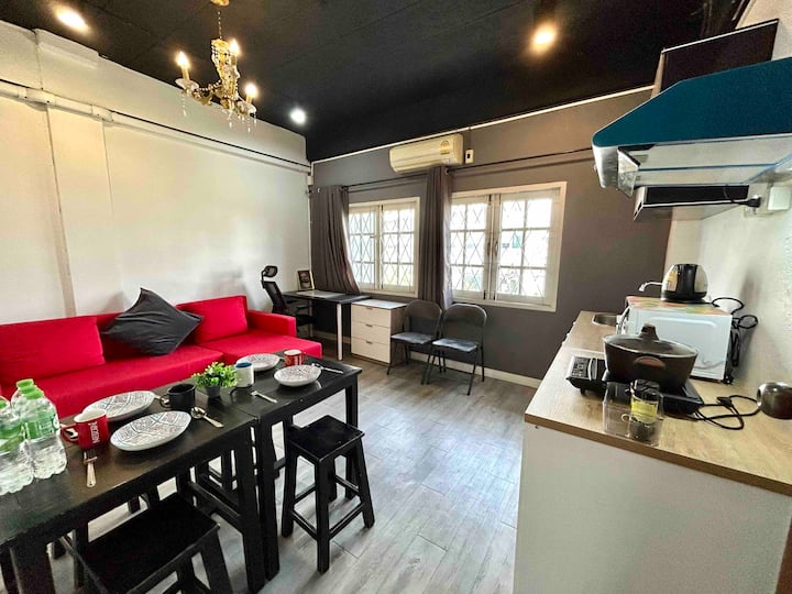 La chambre 301 dispose d'une cuisine et d'un canapé-lit au cas où des voyageurs supplémentaires auraient besoin d'une chambre supplémentaire. 