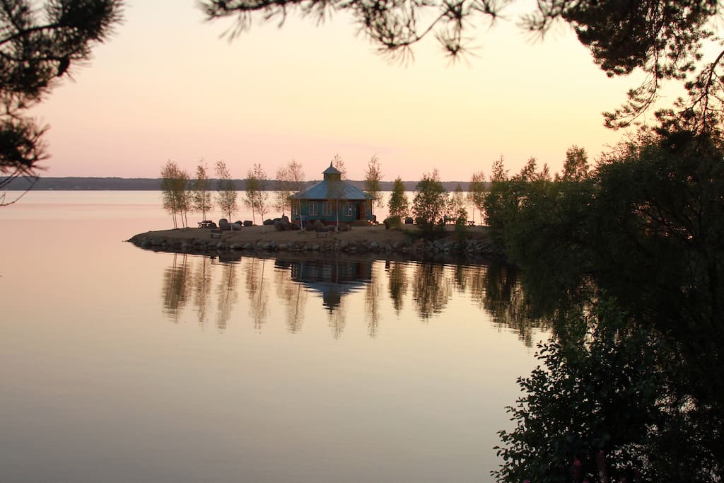 Кафе на берегу озера