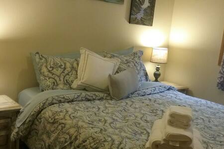 Midtown Manor Room 1