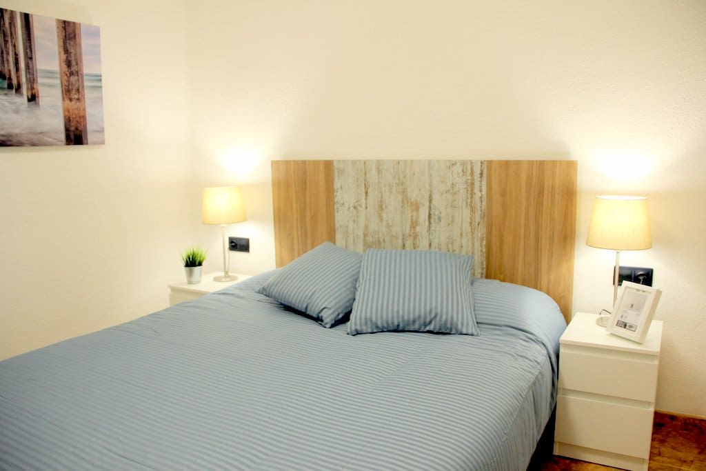 Amplia habitación principal con cama matrimonial.