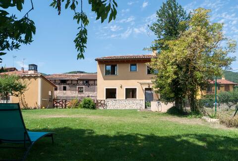 House with a garden . 4 double beds all with a bathroom