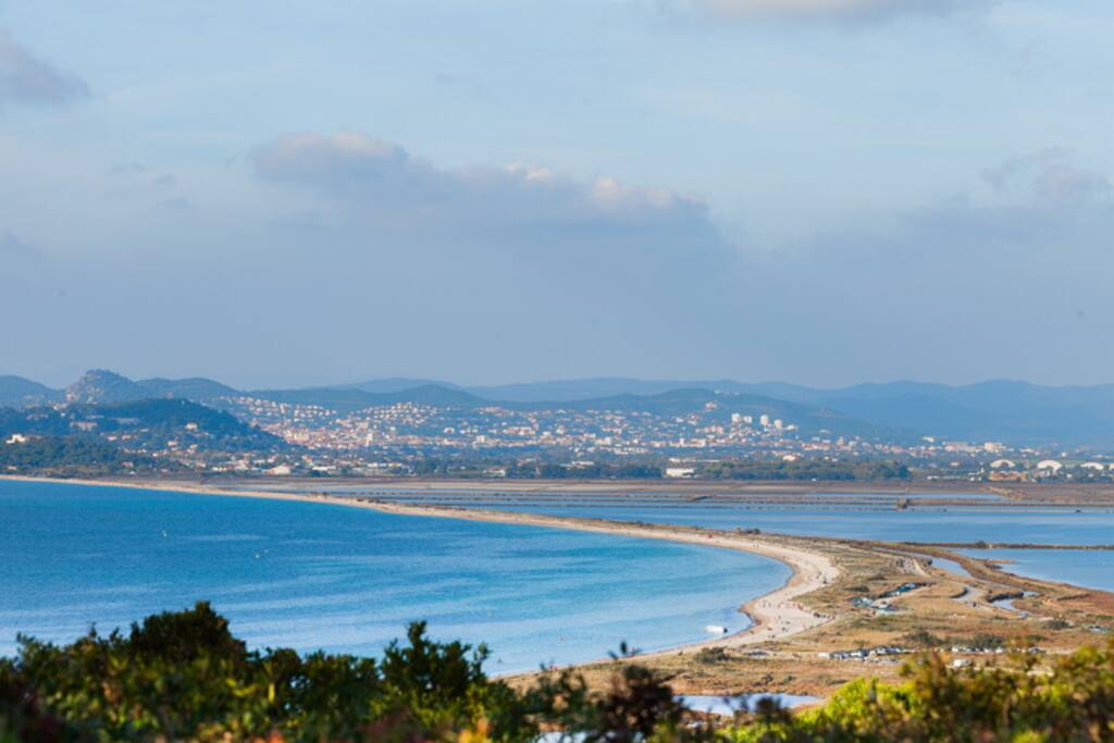 la plage de de l'Almanarre et derrière la réserve pour oiseaux