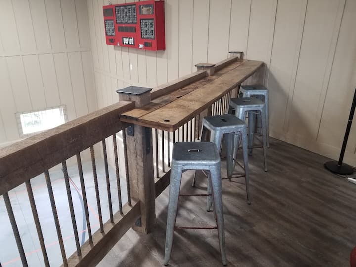 בר המשקיף על החצר