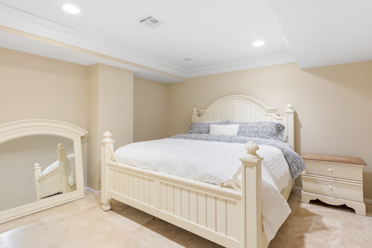 Spálňa s manželskou posteľou 