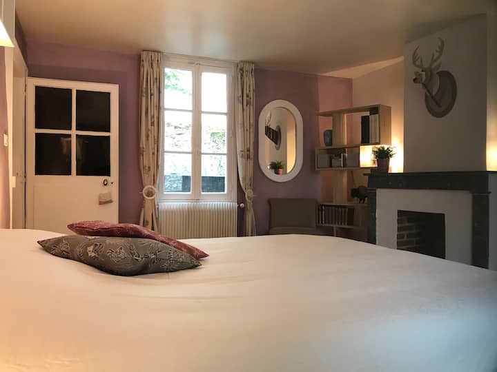 À l'étage = une grande chambre avec lit "Queen Size" 160x200, commode et placards