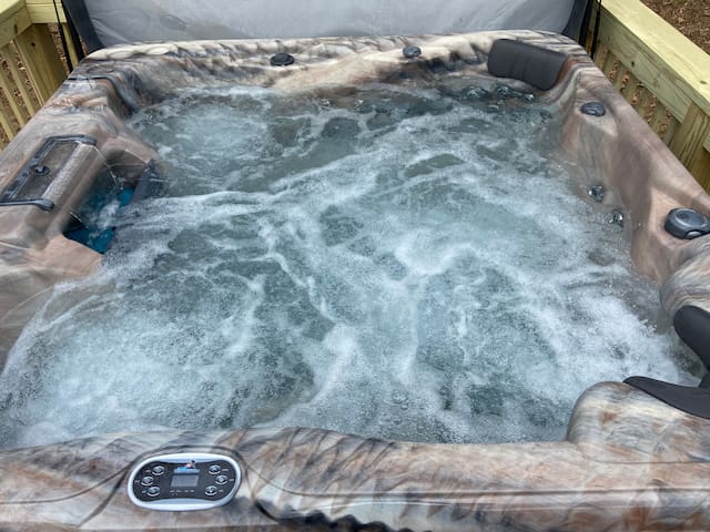 South AVL home w/King beds, hot tub, firepit