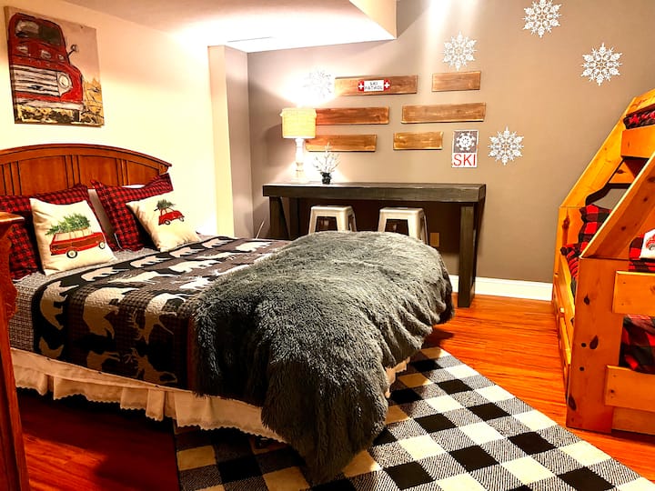 Ქვედა დონის საძინებელი ორადგილიანი საწოლით. Ასევე, სმარტ-ტელევიზორით.