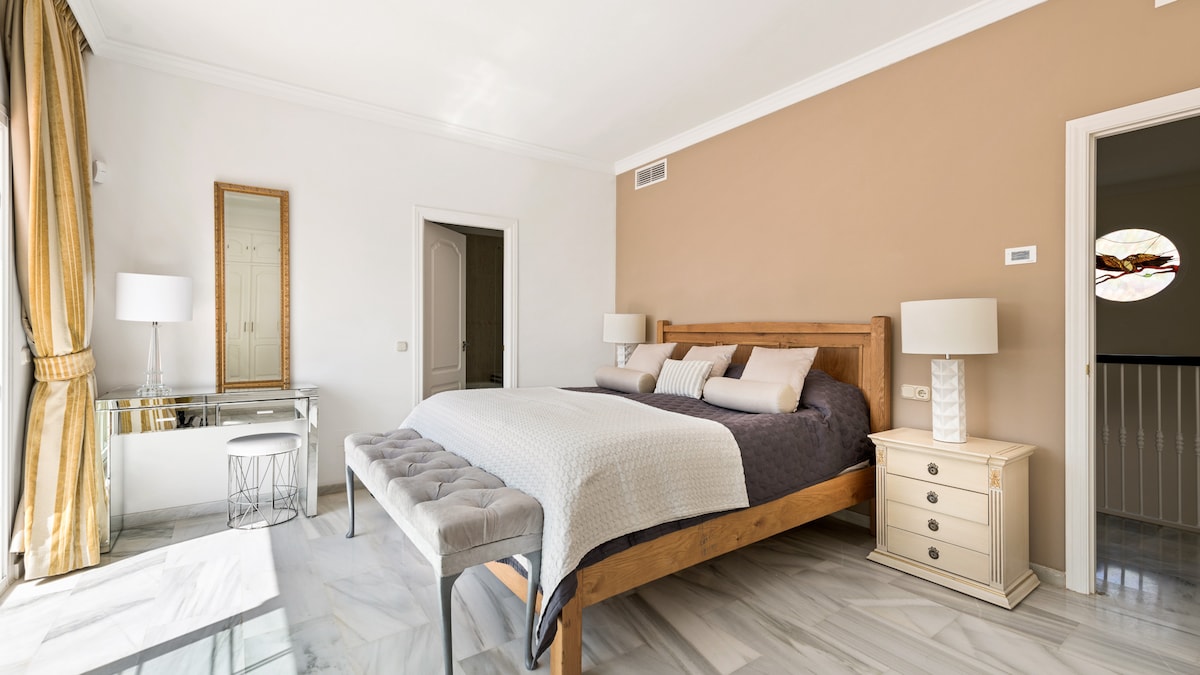 Dormitorio principal súper king con espectaculares vistas al mar y las montañas.