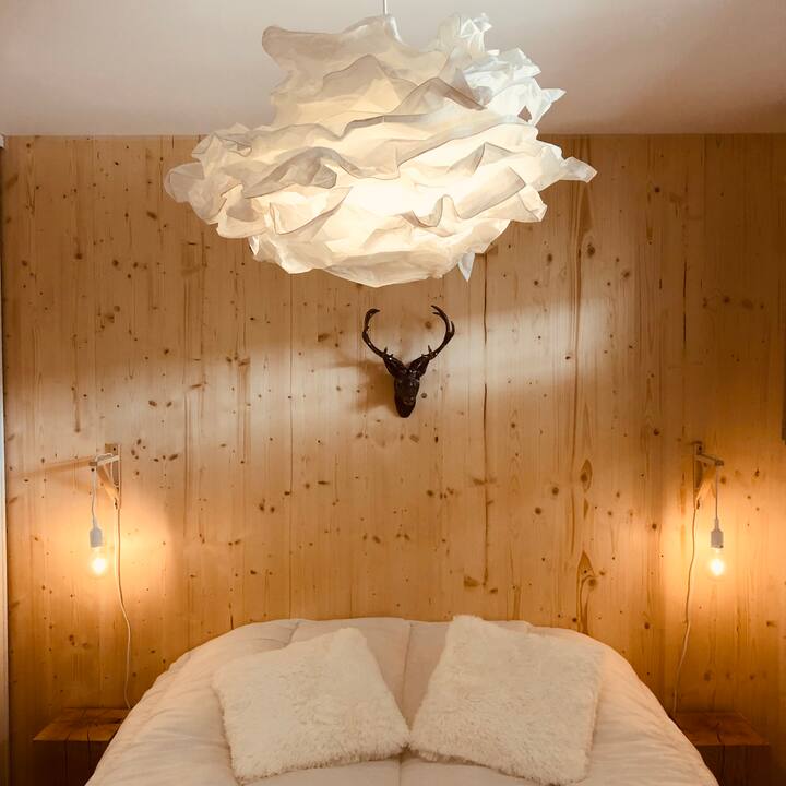 Наполнете ја спалната соба со пријатна и пријатна атмосфера. 160x200 кревет со душек Bultex.