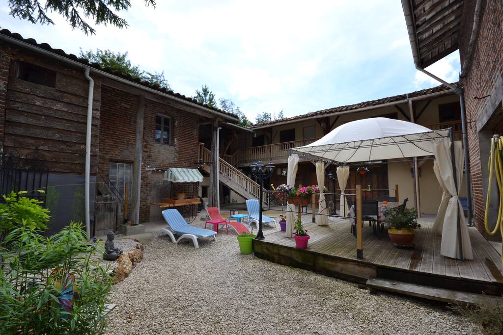 petite cour intérieur calme et ensoleillée