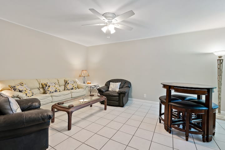 La sala de entrada también cuenta con un sofá cama y una mesa alta.