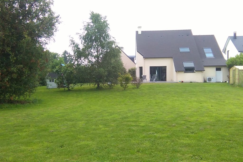 La terrasse est exposée du sud à l'ouest