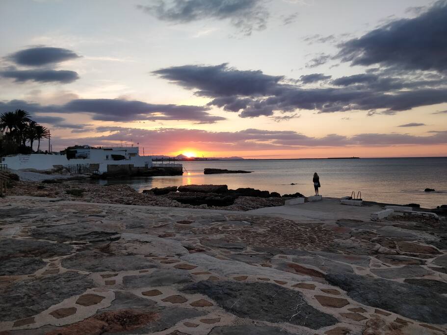 Ocaso del Sol. Todos los días son diferentes.
Удивительно красивые закаты солнца. Каждый день разные. Вы можете наблюдать закат солнца с террасы дома.
