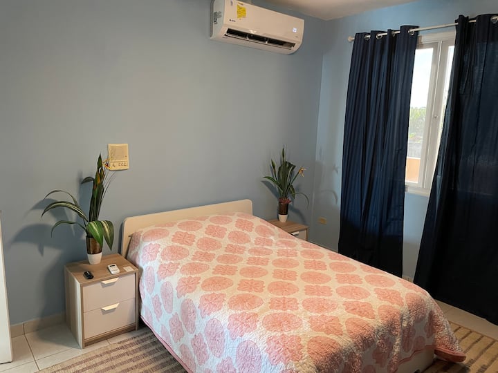 Hiki ni chumba cha kulala 2, mbele ya nyumba. Inafunguliwa kwenye roshani juu ya gereji inayoelekea barabarani ambayo inazunguka kona hadi kwenye mlango kutoka chumba cha kulala 2. Hatutoi shukrani, lakini hii kwa hakika inajivunia kwa matukio machache...