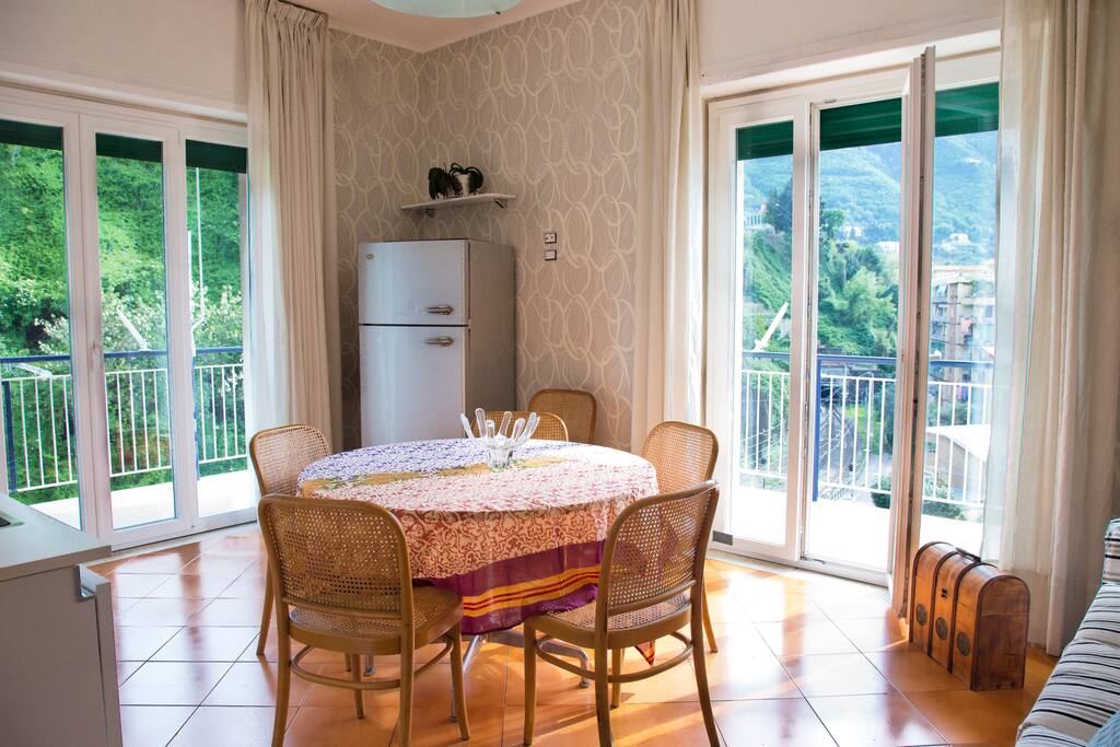 living e cucina con doppio balcone con terrazzo vista mare
