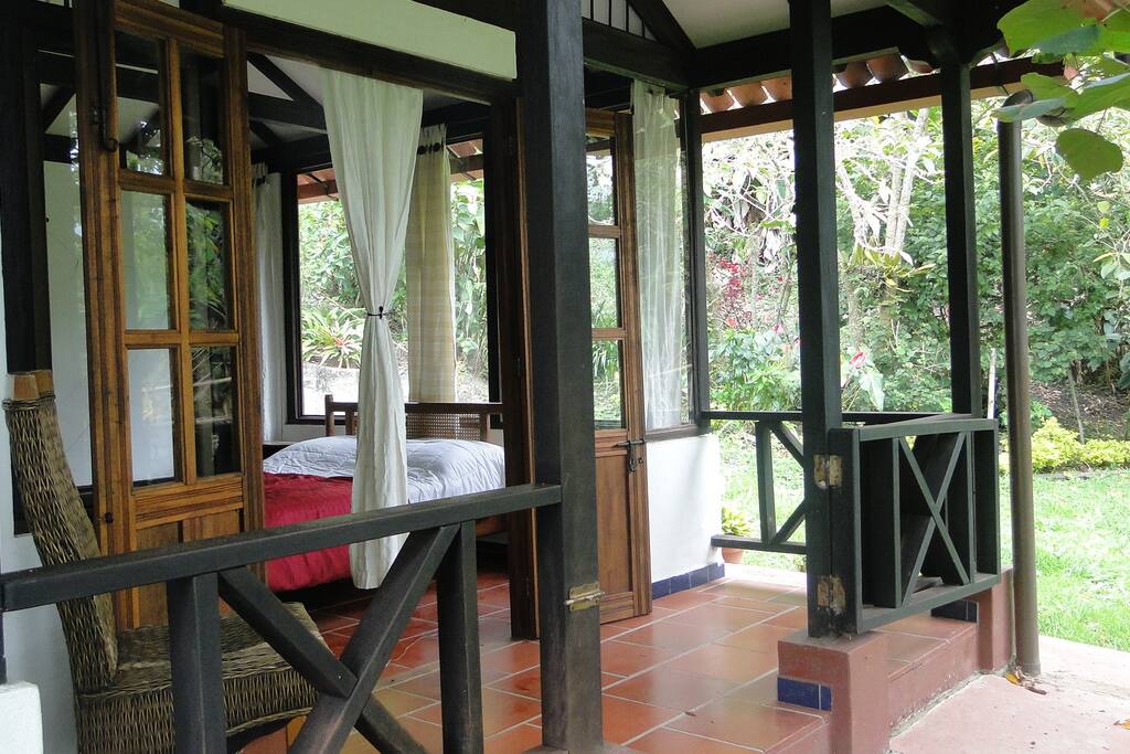 Habitación Principal, con balcón a jardines