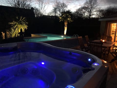 Family villa with heated pool and hot tub