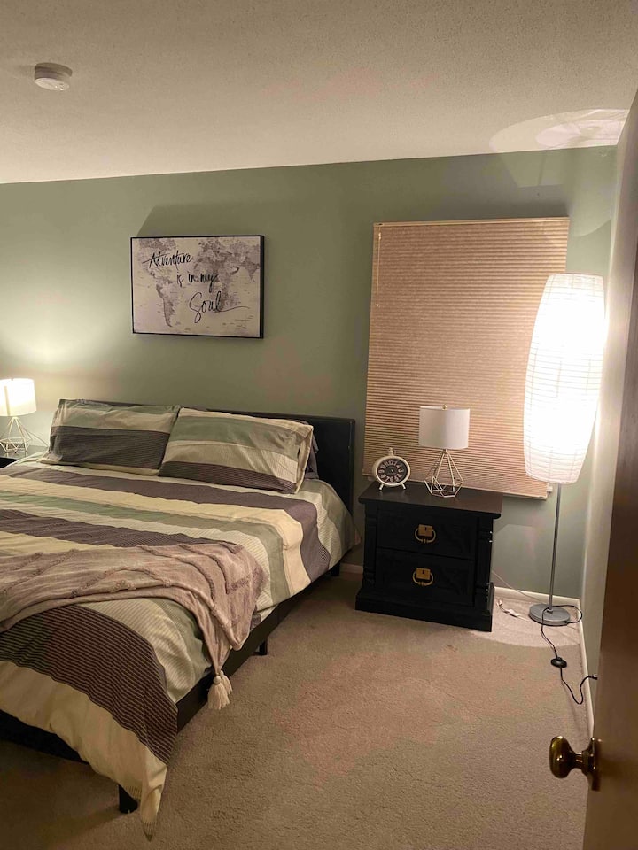 Primärt sovrum med dubbelsäng. 