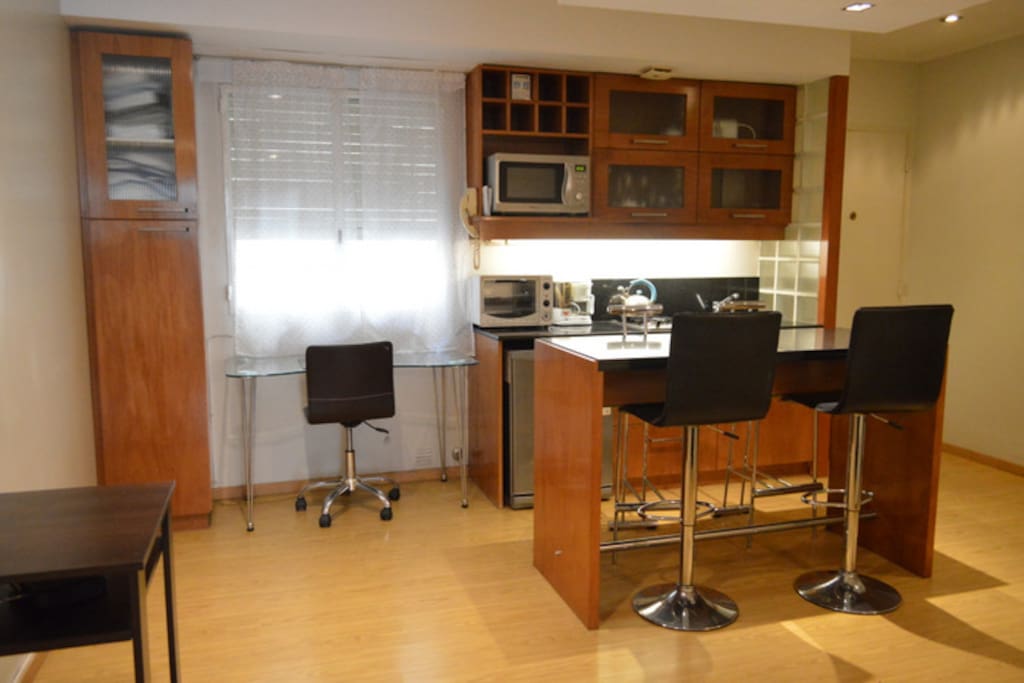 Escritorio, mesa y cocina.