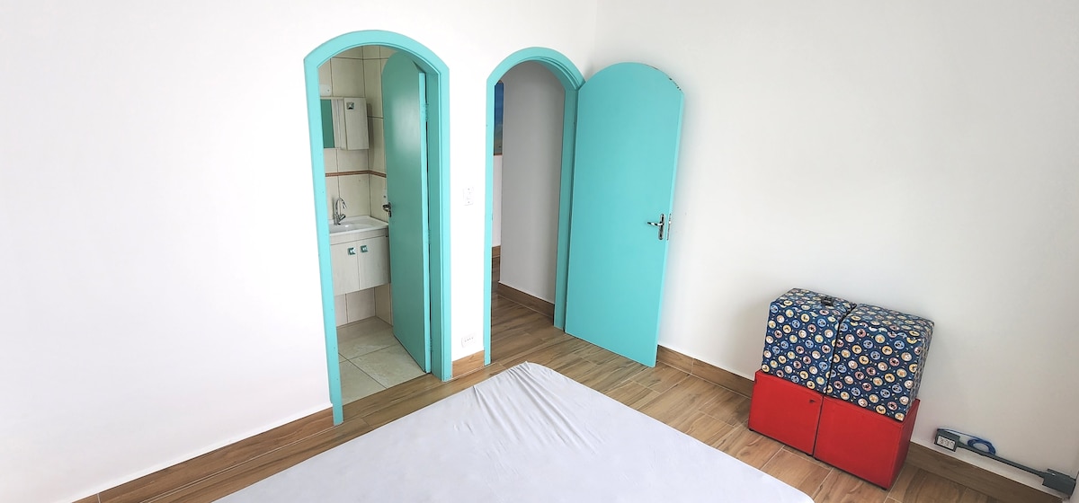 Interiérový apartmán hlavnej rezidencie s 1 manželskou posteľou a kapacitou až pre 2 osoby. So stropnými ventilátormi. 