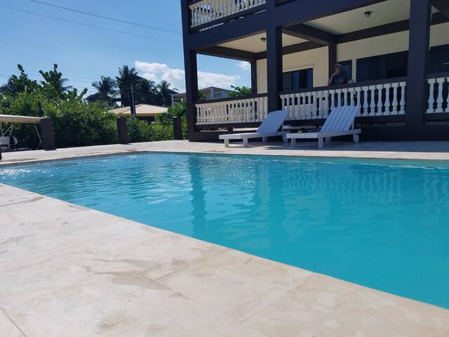 Your Adventure Starts NOW! Book this Luxury Home! gallery image 2