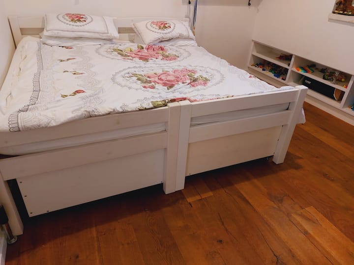 Spálňa 3 Manželská posteľ alebo možnosť pre 4 jednolôžka (mládež)