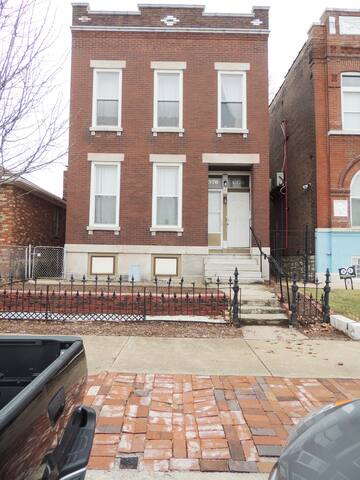 CWE Metro/Bus, walk to Forest Park! guest room 2F