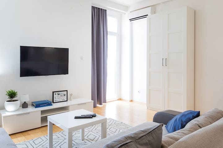 Ნათელი და თანამედროვე სტუდიოს ტიპის ბინა აივნით