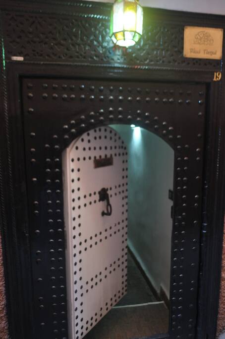 RIAD TIZGUI EST UN RIAD AUTHENTIQUE ET TRADITIONNEL MAROCAIN,SITUE AU COEUR DE LA MEDINA. A 5MN DE LA PLACE JEMAA EL-FNA , DE PALAIS BAHIA ET DES SOUKS.