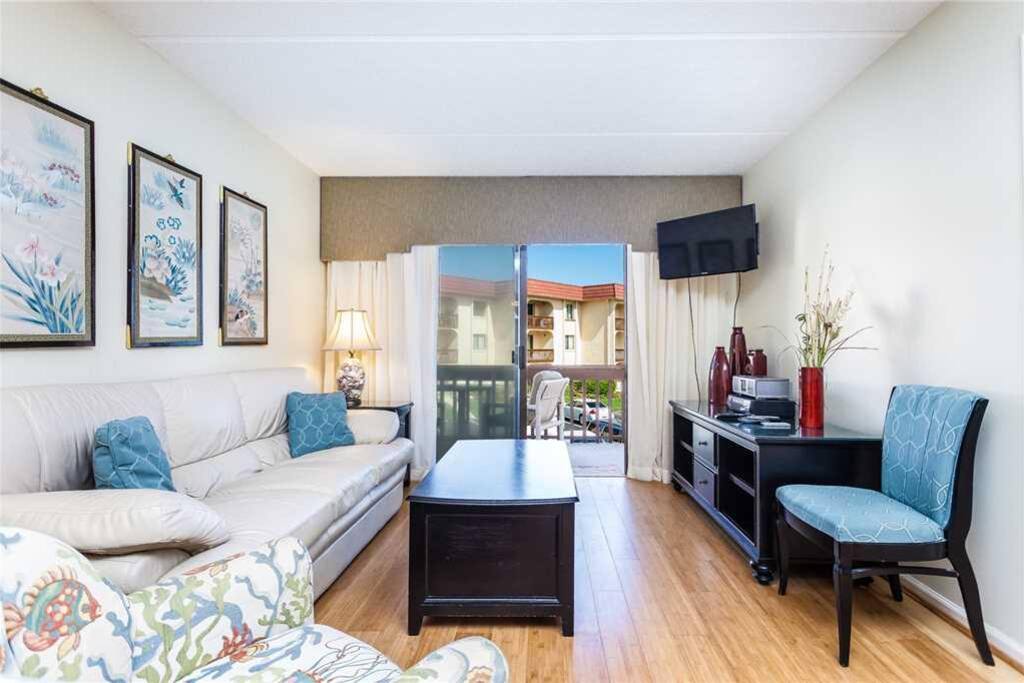 Bright and Airy - Light, bright, and filled with gorgeous furnishings and modern amenities, Ocean and Racquet 5213 is a vacatione