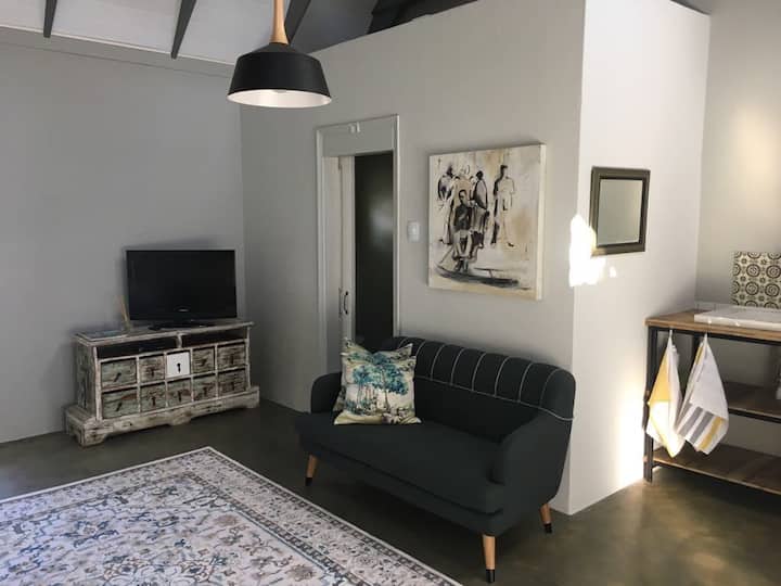 Modern Apartment In Quiet Residential Area - Stellenbosch
