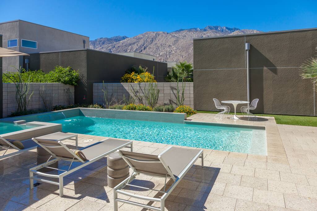 Pool and view go Mt San Jacinto