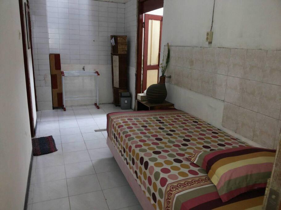 kamar dan tempat tidur