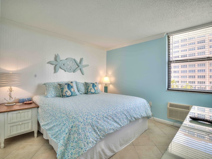 เตียงขนาดคิงไซส์ มีโต๊ะเครื่องแป้งให้ผู้เข้าพักใช้ 