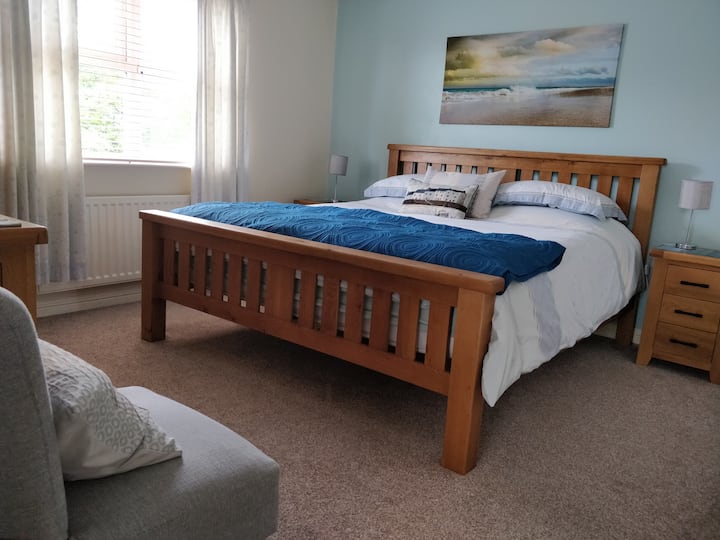 Ampia camera da letto principale, letto super king size, bagno con doccia.