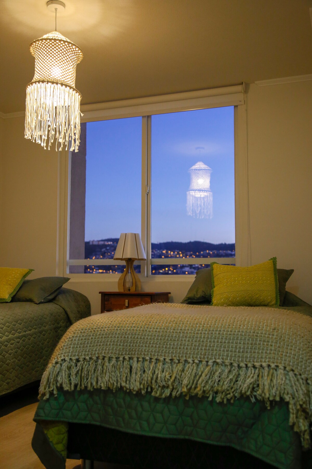 ห้องพักมีสองเตียงห้องน้ำและตู้เสื้อผ้า