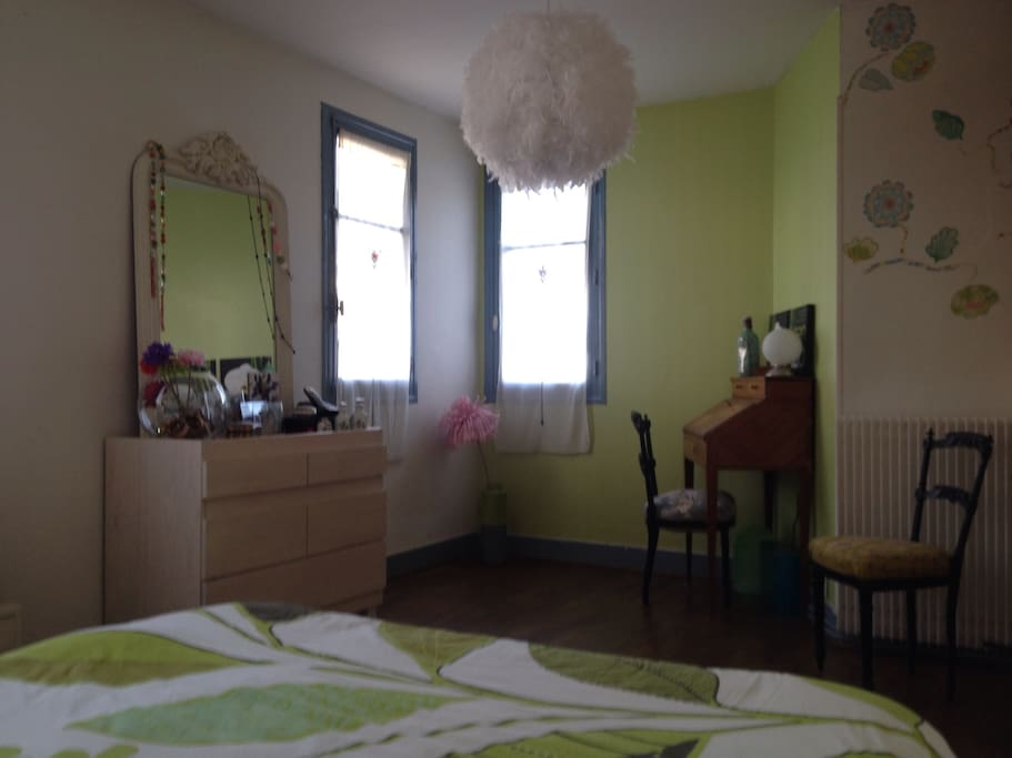 Le côté commode et bureau. Très clair . Vue dégagée .