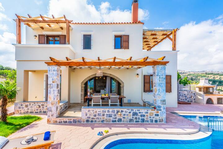 Traditional Villa with Private Pool and BBQ area