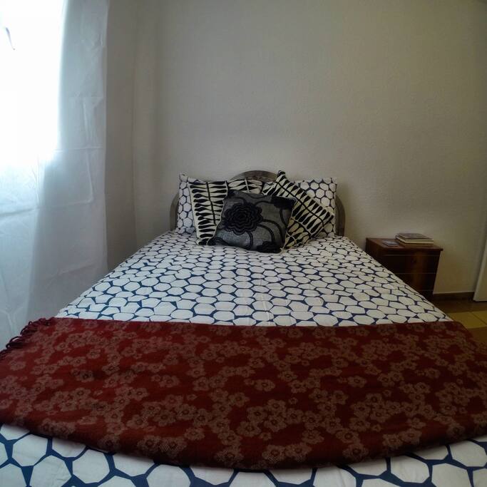 habitación con cama matrimonial