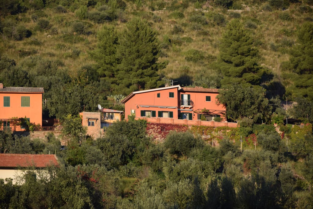 La posizione della casa vista dalla valle.