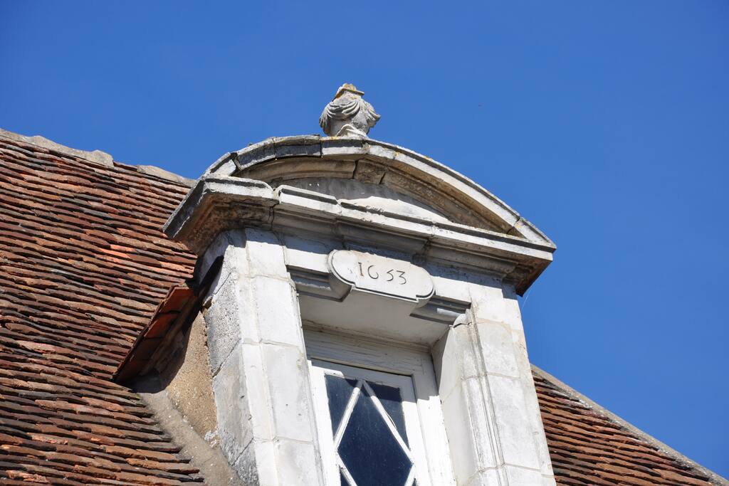 Le Relais des Saints Pères fut construit en 1633. C'est dans cette atmosphère XVIIème aménagée dans un confort XXIème que nous vous proposons de séjourner.