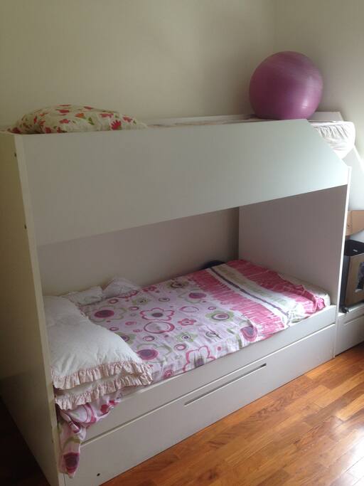 Quarto com uma bicama.