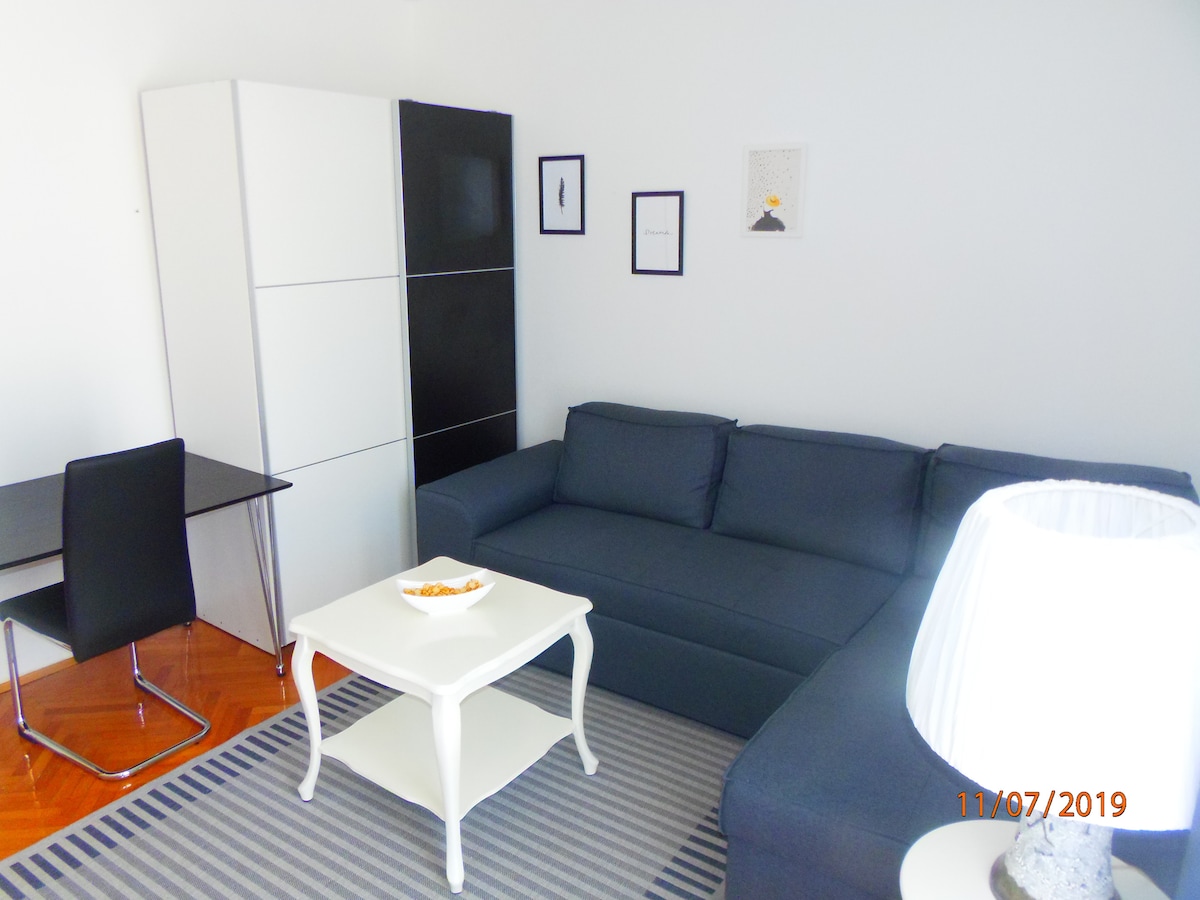 obývacia izba - 2 hostia sa vytiahnu, televízor, písací stôl pre počítač, klimatizácia