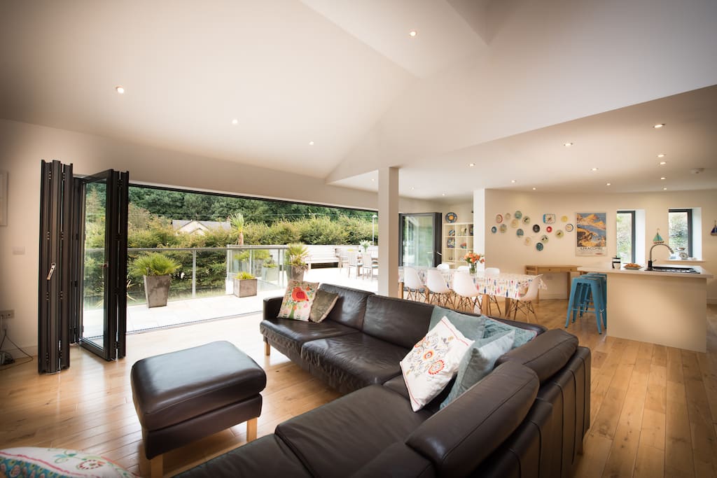 Open plan living & dining