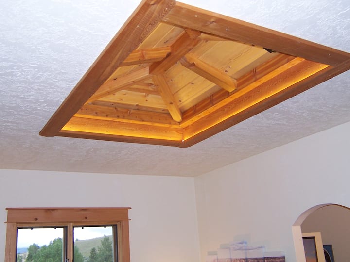 سقف مرتفع مع إضاءة غير مباشرة